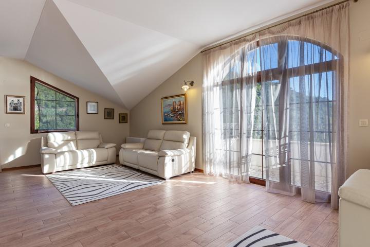 Elegance and serenity in a luxurious villa with natural views. 