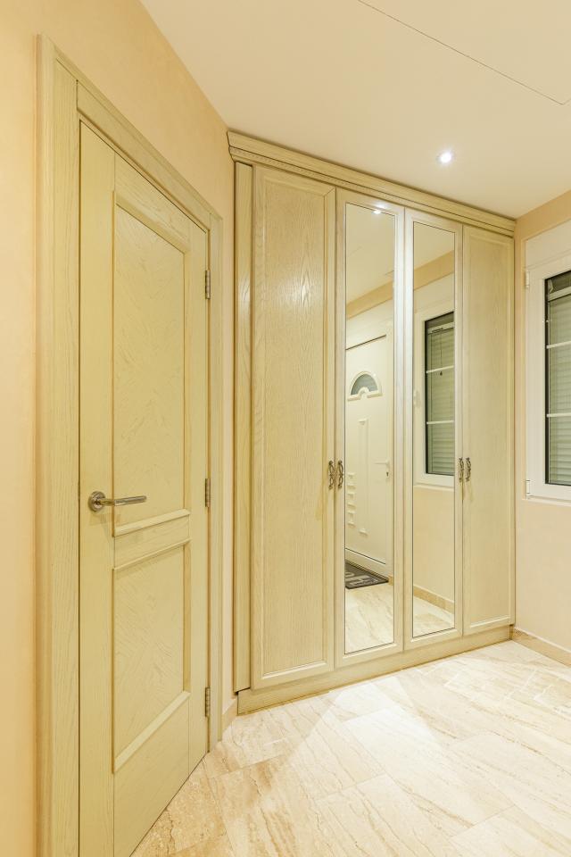 Elegance and serenity in a luxurious villa with natural views. 