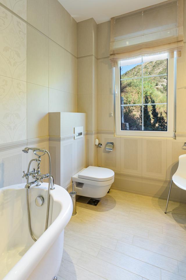 Elegance and serenity in a luxurious villa with natural views. 