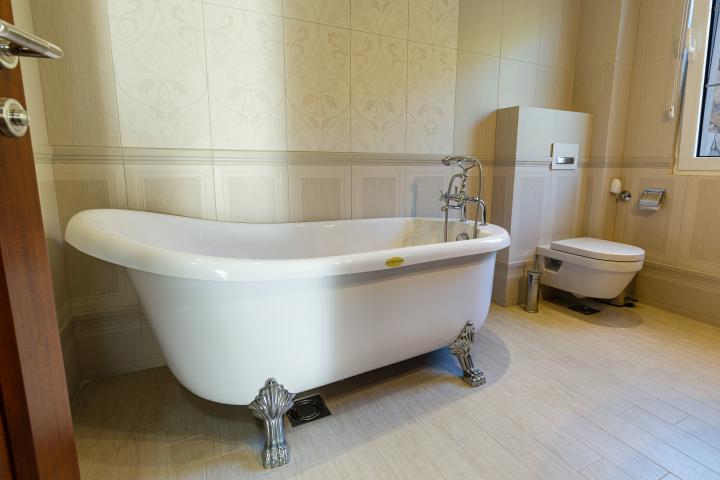 Elegance and serenity in a luxurious villa with natural views. 