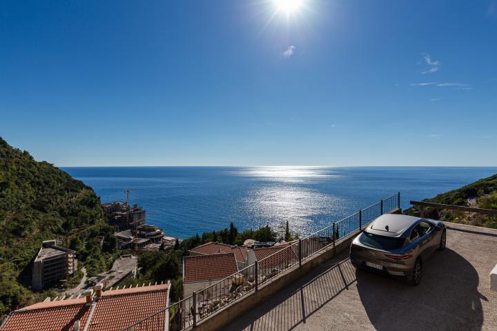 Elegance and serenity in a luxurious villa with natural views. 