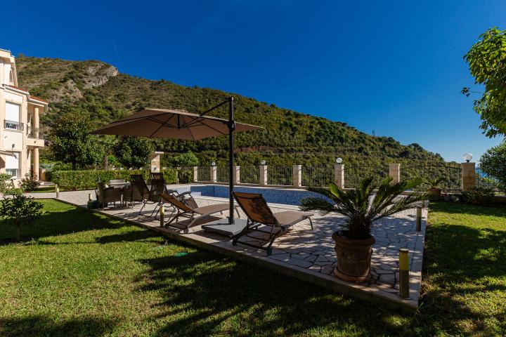 Elegance and serenity in a luxurious villa with natural views. 