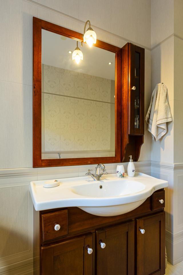 Elegance and serenity in a luxurious villa with natural views. 