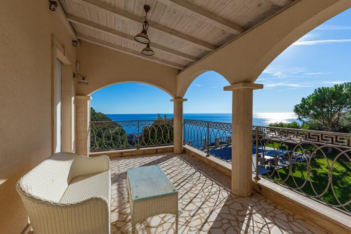 Elegance and serenity in a luxurious villa with natural views. 
