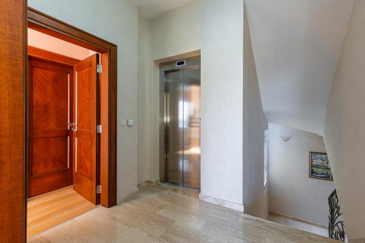 Elegance and serenity in a luxurious villa with natural views. 