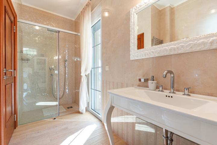 Elegance and serenity in a luxurious villa with natural views. 