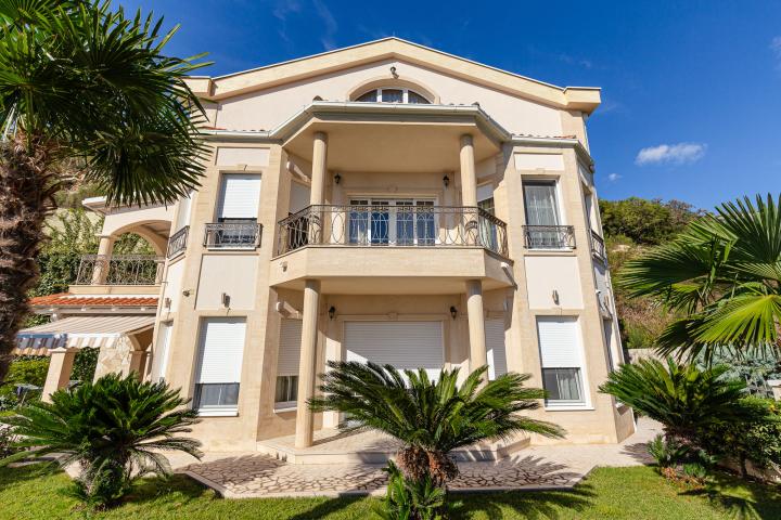 Elegance and serenity in a luxurious villa with natural views. 