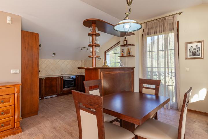 Elegance and serenity in a luxurious villa with natural views. 