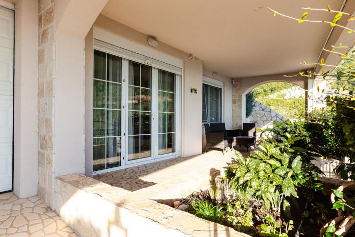 Elegance and serenity in a luxurious villa with natural views. 