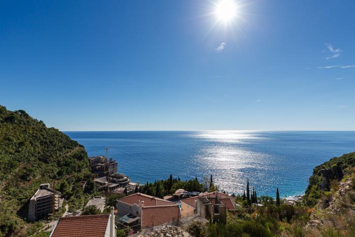 Elegance and serenity in a luxurious villa with natural views. 