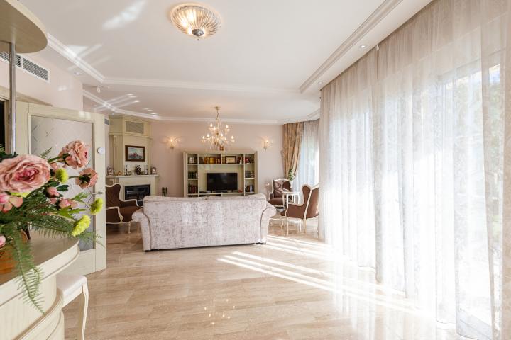 Elegance and serenity in a luxurious villa with natural views. 