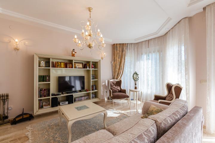 Elegance and serenity in a luxurious villa with natural views. 
