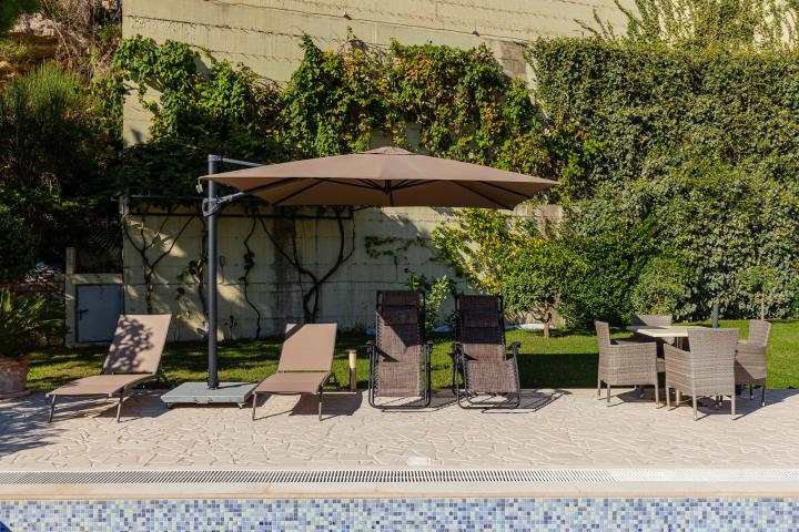 Elegance and serenity in a luxurious villa with natural views. 