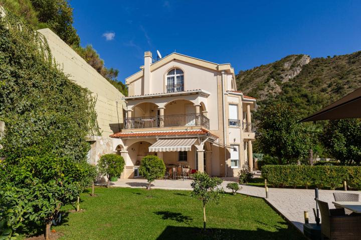 Elegance and serenity in a luxurious villa with natural views. 