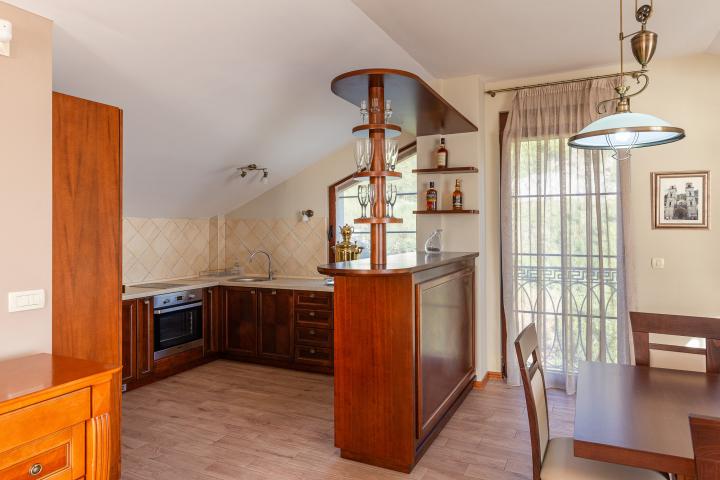 Elegance and serenity in a luxurious villa with natural views. 