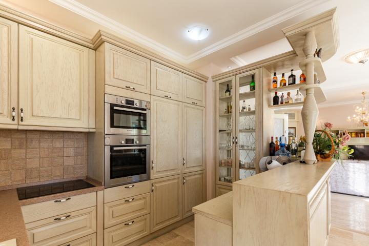 Elegance and serenity in a luxurious villa with natural views. 