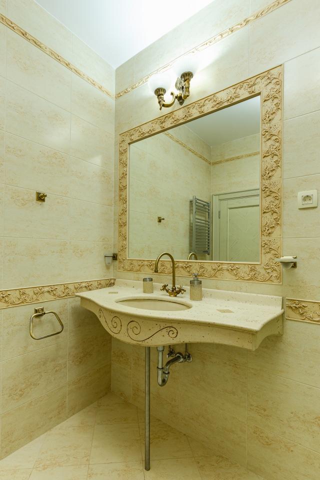 Elegance and serenity in a luxurious villa with natural views. 