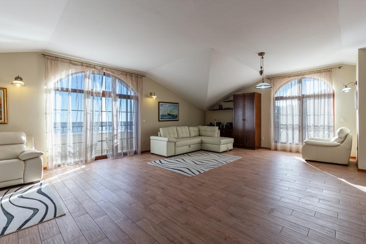 Elegance and serenity in a luxurious villa with natural views. 