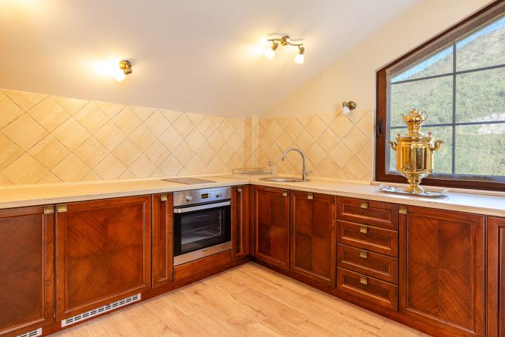 Elegance and serenity in a luxurious villa with natural views. 