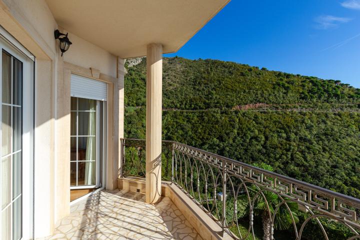 Elegance and serenity in a luxurious villa with natural views. 