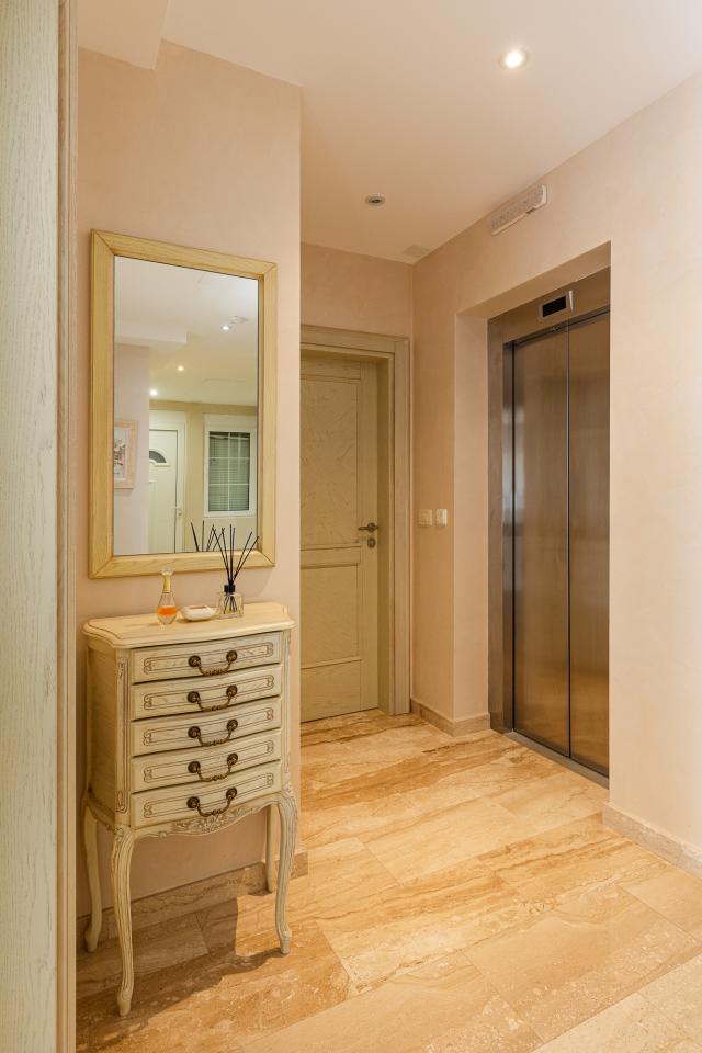 Elegance and serenity in a luxurious villa with natural views. 