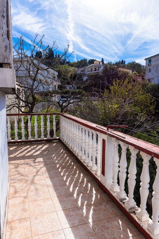 House with a terrace and sea view in Bar