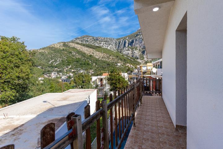 House with a terrace and sea view in Bar
