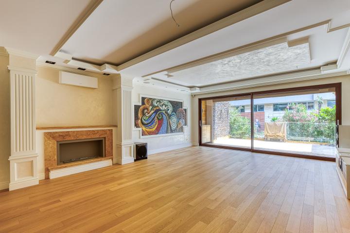 Luxurious One-Bedroom Apartment with Designer Interior