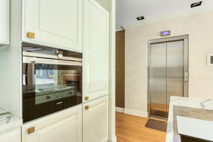 Luxurious One-Bedroom Apartment with Designer Interior