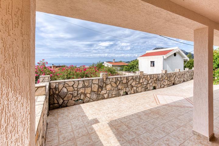 A house in Sutomore with a panoramic sea view 142 m2