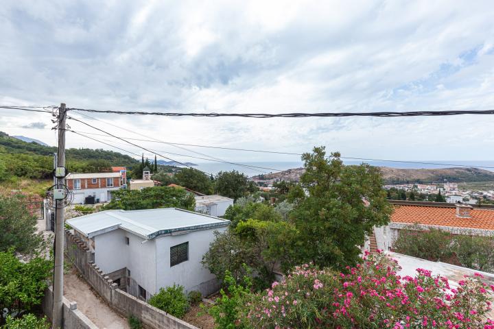 A house in Sutomore with a panoramic sea view 142 m2