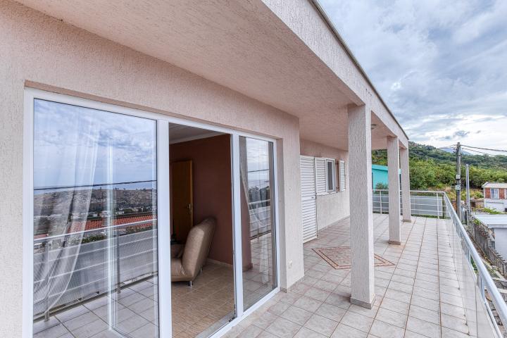 A house in Sutomore with a panoramic sea view 142 m2