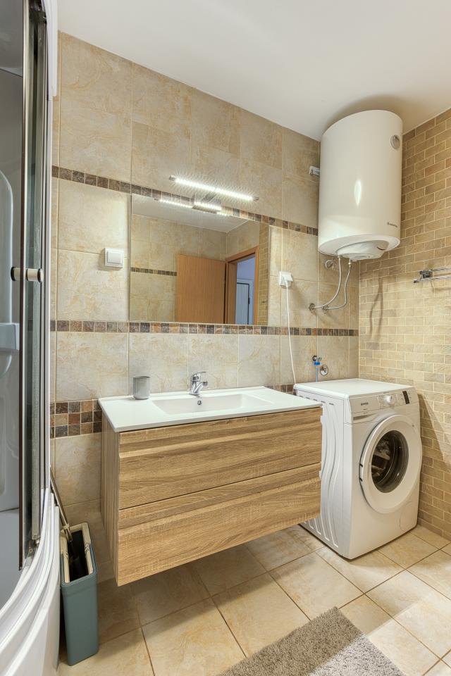 FOR SALE: SPACIOUS, FULLY FURNISHED APARTMENT IN BUDVA WITH GARAGE