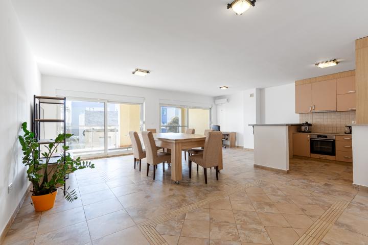 FOR SALE: SPACIOUS, FULLY FURNISHED APARTMENT IN BUDVA WITH GARAGE