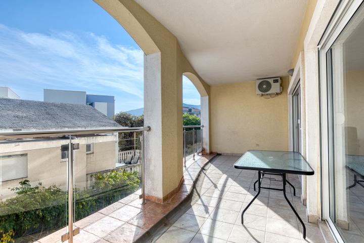 FOR SALE: SPACIOUS, FULLY FURNISHED APARTMENT IN BUDVA WITH GARAGE