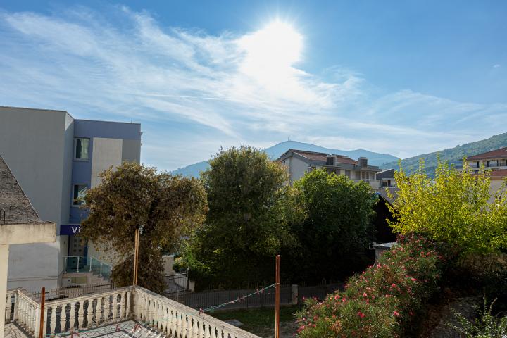 FOR SALE: SPACIOUS, FULLY FURNISHED APARTMENT IN BUDVA WITH GARAGE