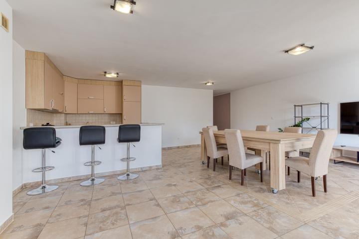 FOR SALE: SPACIOUS, FULLY FURNISHED APARTMENT IN BUDVA WITH GARAGE