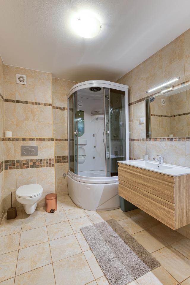 FOR SALE: SPACIOUS, FULLY FURNISHED APARTMENT IN BUDVA WITH GARAGE