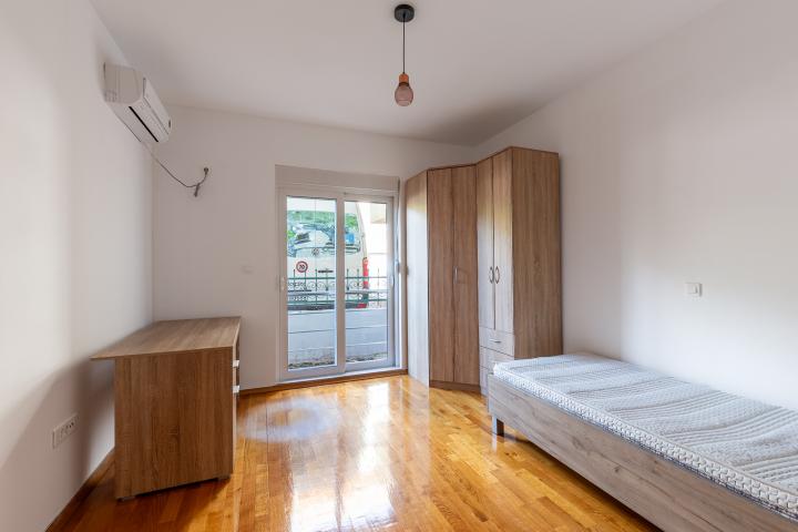 FOR SALE: SPACIOUS, FULLY FURNISHED APARTMENT IN BUDVA WITH GARAGE