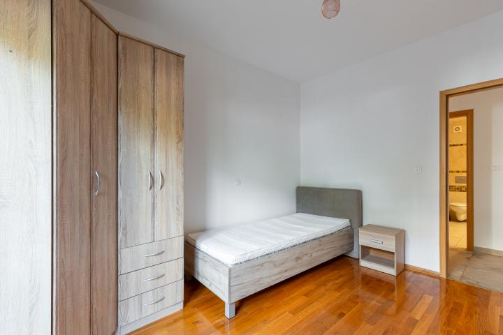 FOR SALE: SPACIOUS, FULLY FURNISHED APARTMENT IN BUDVA WITH GARAGE