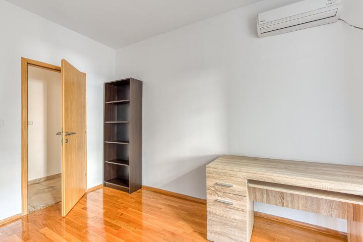 FOR SALE: SPACIOUS, FULLY FURNISHED APARTMENT IN BUDVA WITH GARAGE