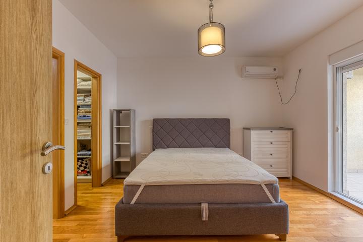 FOR SALE: SPACIOUS, FULLY FURNISHED APARTMENT IN BUDVA WITH GARAGE
