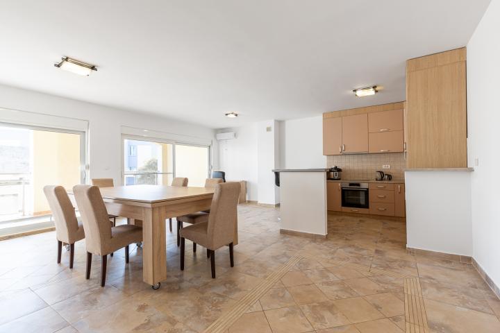 FOR SALE: SPACIOUS, FULLY FURNISHED APARTMENT IN BUDVA WITH GARAGE