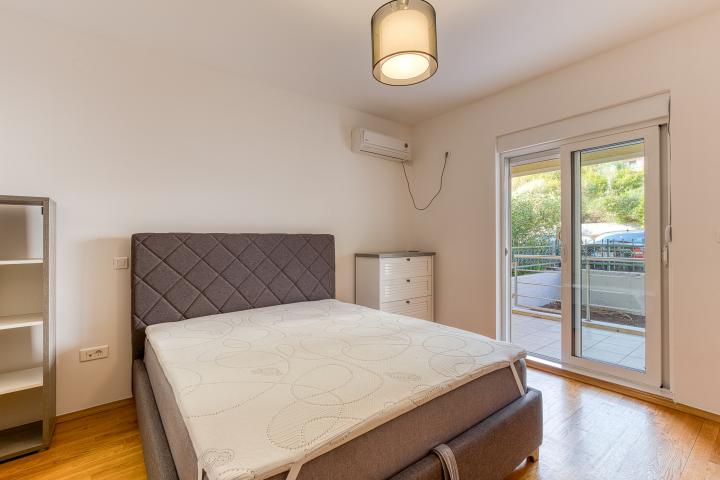 FOR SALE: SPACIOUS, FULLY FURNISHED APARTMENT IN BUDVA WITH GARAGE