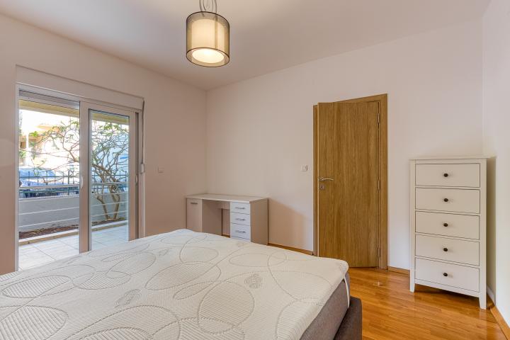 FOR SALE: SPACIOUS, FULLY FURNISHED APARTMENT IN BUDVA WITH GARAGE