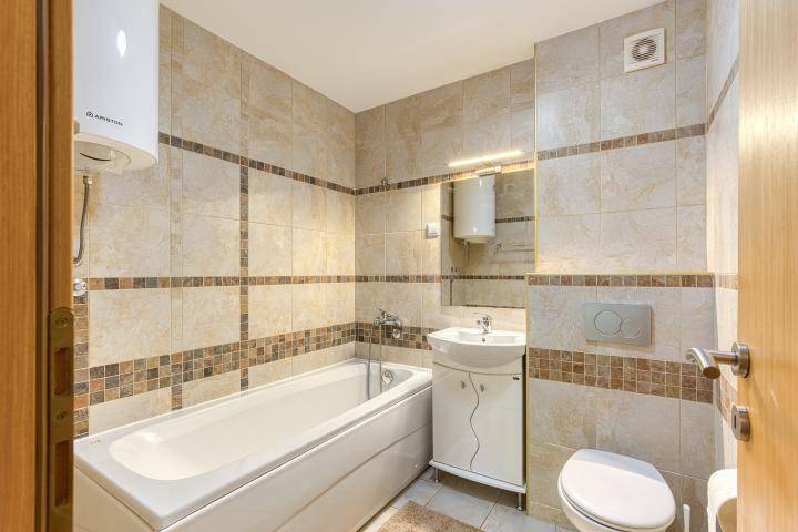 FOR SALE: SPACIOUS, FULLY FURNISHED APARTMENT IN BUDVA WITH GARAGE