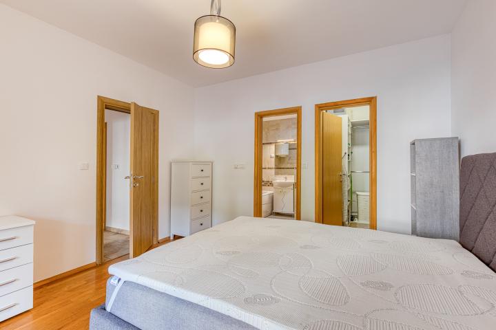FOR SALE: SPACIOUS, FULLY FURNISHED APARTMENT IN BUDVA WITH GARAGE