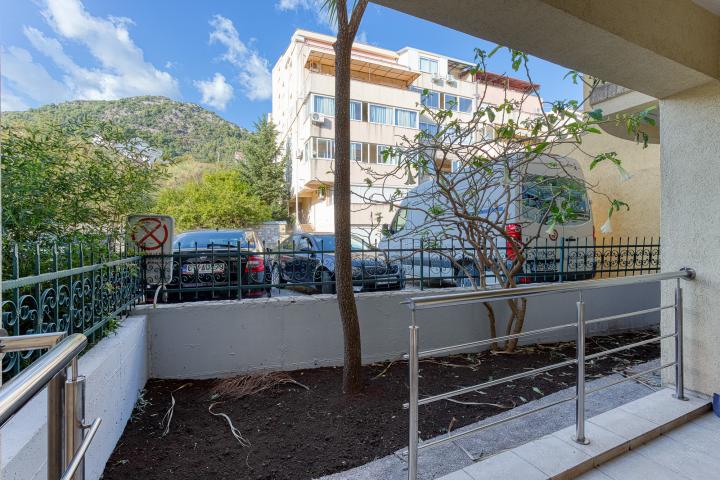 FOR SALE: SPACIOUS, FULLY FURNISHED APARTMENT IN BUDVA WITH GARAGE