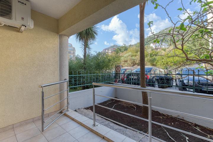 FOR SALE: SPACIOUS, FULLY FURNISHED APARTMENT IN BUDVA WITH GARAGE