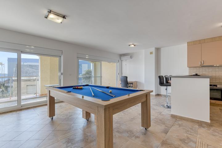 FOR SALE: SPACIOUS, FULLY FURNISHED APARTMENT IN BUDVA WITH GARAGE